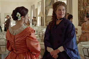 Ana, Petra de joven (Marian Arahuetes), junto a la Condesa Corbos (Assumpta Serna)