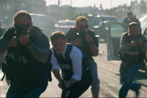 El agente del FBI Anson Clark (Keir O'Donnell) junto a su grupo de asalto policial