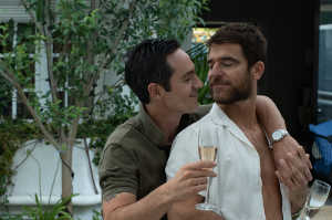 David (Mauricio Ochmann) rodeando con el brazso a su pareja, lex (Alfonso Bassave)