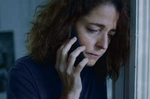 Carlota (Nora Navas) preocupada por su hijo Marc (Guim Puig), que ha huido para unirse al ISIS
