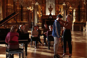 Antoine y Madame Loyseau (Michle Laroqu) junto al resto de alumnos en una clase preparatoria para el bel canto