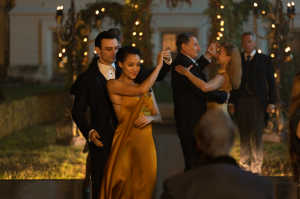 Evie y Walter durante un baile