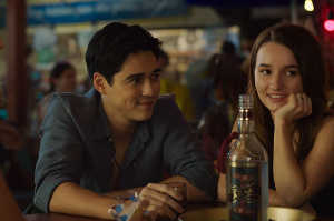 Gede (Maxime Bouttier) junto a Lily (Kaitlyn Dever)
