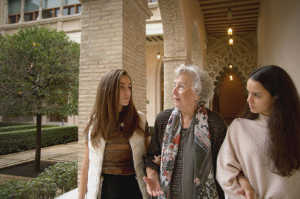 Juana de Grandes junto a sus nietas, Marta y Carmela