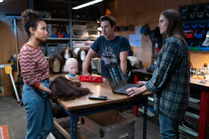 Gemma (Allison Williams) junto a compañeros de trabajo