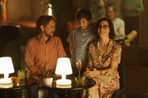 Flix (Santiago Segura) junto a Patricia (Cristina Gallego), su enamoramiento flechazo, y el hijo de sta