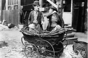 Chaplin deja a la criatura encontrada con una mujer que pasaba junto a su carrito de beb