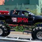 Vehculo gigante que trnasporta el cadver del rapero DMX