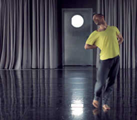 Orlando Rodríguez representando 'À chacun sa marotte', del coreógrafo y bailarín Vincent Bozek Orlando Rodríguez representando 'À chacun sa marotte', del coreógrafo y bailarín Vincent Bozek