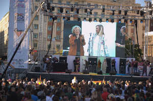 Manuela Carmena (alcaldesa de Madrid) y Cristina Cifuentes (presidenta de la CAM) en la plaza de Col�n
