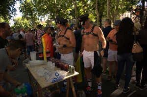Venta de bebidas en un tramo de la manifestaci�n World Pride Madrid 2017