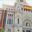 La bandera del Orgullo Gay ondea en Cibeles junto a la espa�ola, en segundo plano