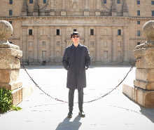 �El Escorial contempla a Ruiz Bartolom� o el m�sico observa al monumento?