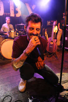 Adri Faus, voz y guitarra