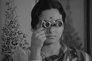 La actriz de Calcuta, nacida el 10 de febrero de 1942,
Madhabi Mukherjee interpreta a Charulata