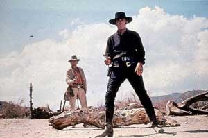 Frank (Henry Fonda) en primer plano con Harmonica (Charles Bronson) a sus espaldas