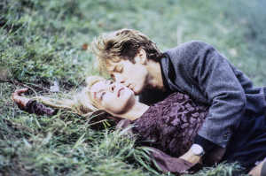 Catherine Ballard (Deborah Unger) junto a su marido posey�ndola