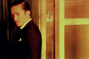 Chow Mo-wan (Tony Chiu-Wai Leung) es un periodista dandi