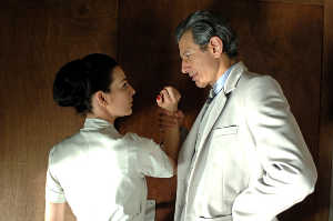 Gina Grey (Ayelet Zurer) junto a Adam