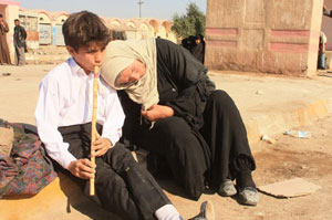 Ibrahim (Shazada Hussein) junto a su abuela Musa (Bashir Al Majid)