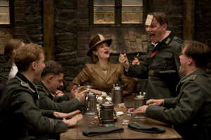 Soldados alemanes riendo con Shosanna (Mlanie Laurent) sin saber lo que se les viene encima
