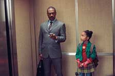 Eddie Murphy y Yara Shahidi en el ascensor