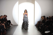 Waris Dirie desfilando en las mejores pasarelas del mundo