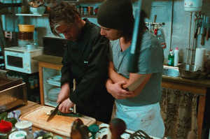 El chef Shayn Weiss (Birol �nel) en su salsa culinaria
