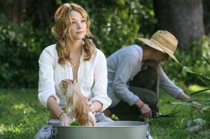 Haley Bennett es Julie Campbell