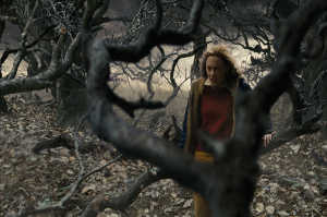 Susie Salmon (Saoirse Ronan) infiltr�ndose en el 
					paisaje del que no saldr�