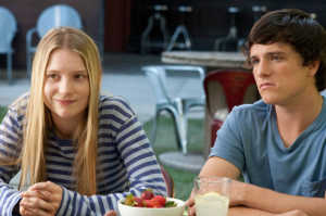 Joni (Mia Wasikowska), izd, junto a Laser (Josh Hutcherson), dch