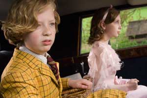 Eros Vlahos como Cyril Gray (izda) y Rosie Taylor-Ritson como Celia Gray)