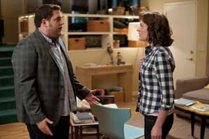 Jonah Hill como Aaron Green y Elisabeth Moss como Daphne Binks