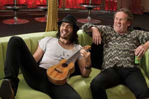 Aldous Snow junto a su padre, Jonathan Snow (Colm Meaney)