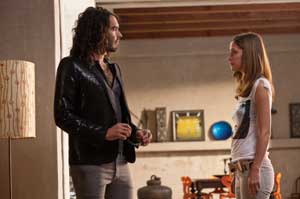Aldus Snow y su amor, Jackie Q (Rose Byrne)