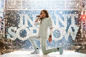 Aldous actuando con su grupo, Infant Sorrow