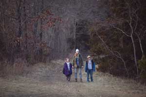 Ree y sus hermanos peque�os caminan por los bosques in�spitos de Ozark