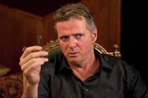 William Rainsferd (Aidan Quinn), el hijo de Sarah cuando viv�a en Estados Unidos