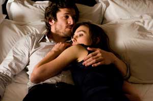 Keira Knightley (Joanna) junto a Guillaume Canet (Alex)