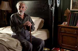 Christopher Lee como August, el t&iacute;o de Max
