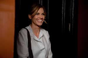 Hilary Swank como la doctora Juliet Devereau