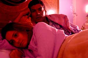 Fayda junto a su marido en la cama