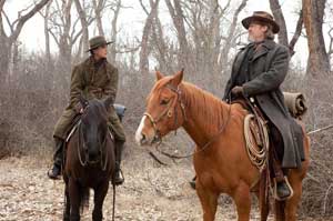 Mattie junto a Cogburn