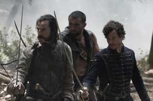 De izquierda a derecha: Vincent Perez	como Maraval, Moussa Maaskri como Attab y Nicolas Giraud como Noailles