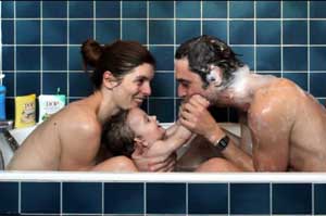 Val�rie Juliette (izd), su hijo Adam Bena�m (centro), J�r�mie Elka�m como Rom�o Bena�m (izd)