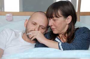 Frank (Milan Peschel) junto a su esposa Simone (Steffi K�hnert)