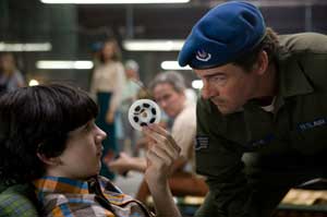 De izd a drch: Zack Mills como Preston y Kyle Chandler como Jackson Lamb
