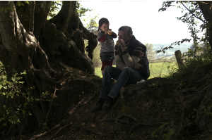 Nana (Kelyna Lecomte) junto a su abuelo (Alain Sabras)