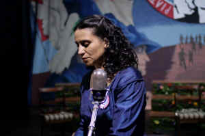 Violeta cantando en Par&iacute;s