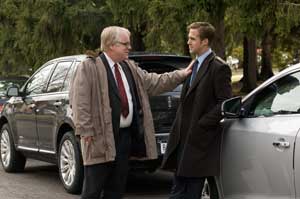 De izd. a drch.: Philip Seymour Hoffman (Paul Zara) junto a Ryan Gosling